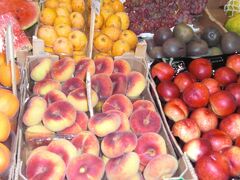 【アルビネッリ市場】
いよいよ市場に到着。
さまざまな野菜や果物、惣菜が並ぶ。
この雰囲気が好き。