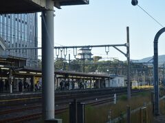 小田原駅ですがこのまま乗り続けます。左には小田原城。