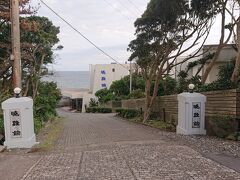 本日宿泊する宿に歩いて向かいます。

灯台からは20分くらい？
ぎょうけい館です。