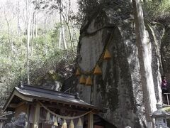 入口から１時間弱で石割神社