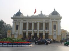 ７時５０分、ホアンキエム湖の散策を終え、東に進むと、淡い黄色をした西洋風の建物が出現。

フランス植民地時代の1911年に、パリのオペラ座（オペラ・ガルニエ）を模して建てられた、通称“オペラ・ハウス”とも呼ばれる“市劇場”です。

この日は何か行事があるのか、入口では立派なスーツを着た人たちがたむろしていますね。