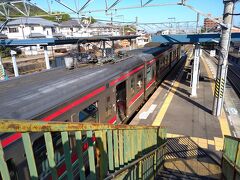 各駅停車の普通列車に乗換えたのには理由があって、坂出から２駅の鴨川で下車しようと急遽思いついたから。