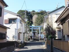 バスに１０分程乗り下車します。
住宅街の先に目指す神社がありました！