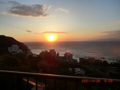 「伊東園ホテル熱川」：朝日が見れました。