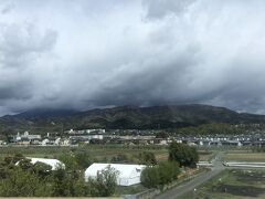 長野駅を過ぎて。雲が出てきたな。