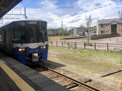 直江津駅で日本海ひすいラインへ乗り換え。窓側確保。