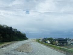 能生駅近くの能生川。