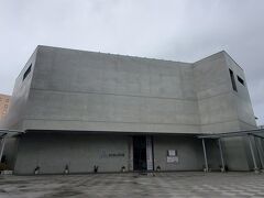 大雨なので、角館に行く前に「秋田県立美術館」に寄りました。現在開催中の展示会にはあまり興味が無かったのですが「ここにしかない魅力のある美術館」をコンセプトに安藤忠雄氏が設計した建築物に興味があったからです。