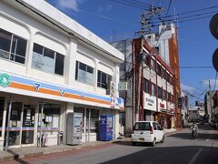 人口５千人　与論島の中心地が茶花。商店が集まっていて、茶花漁港もあります。