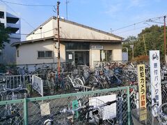  あさくま半田店から１０分ほどで東成岩駅に到着です。駅前の自転車がすごい・・・
