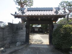 天桂寺の墓地隣に建つ海雲寺。
交通量と人通りが多い青梅街道から100mほど南に行った、閑静な住宅地に建っています。1611年に八丁堀に創建、その後、浅草に移転、1910年に現在の地に移ってきた歴史があります。山門は江戸城にあったもので、木造の本堂同様、趣が感じられました。