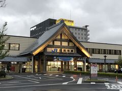 歩いてホテルに帰ります。

駅の反対側、此方が出雲市駅の正面かな？
お社風の佇まいですね。