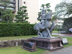 徳川家康の二男・初代福井藩主・結城秀康の像