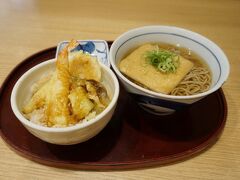 頂いたのは、ひな天丼定食、お蕎麦かおうどんか選べます。
天ぷらはさくっと揚がっていて、天つゆも美味。
お蕎麦もお揚げもお出汁も美味しいです。