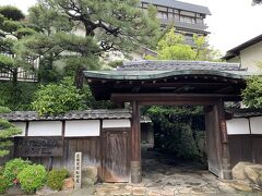 14時ころに本日のお宿、「松田屋ホテル」に到着しました。
1675年創業の老舗ホテル。高杉晋作や坂本龍馬がここで密儀を交わしたとか。由緒あるお宿です。

裏にも駐車場はあったみたいですが、私たちはこの正門のなかへ…。
車で中に入れるんですよ。