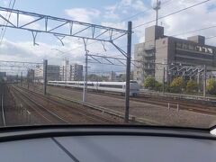  熱田駅付近にしらさぎ号が停まっています。