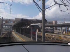  築港線が分岐する大江駅を通過します。