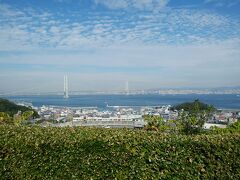 近場の温泉でプチ贅沢する旅。まずは淡路島へ。淡路ハイウェイオアシスです。明石大橋が良く見えます。ここはいつでも人がいっぱいです。上り下りを行ったり来たりできます、上りは裏手に大きな公園があり奥の方まで行くとアジサイが綺麗です。