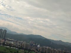 雨も上がり無事離陸しました。
一路羽田空港へ。
基隆河が見えます。