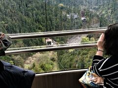 本堂の奥を歩いて行くと、身延山の山頂へのロープウエイがありました。往復1500円です。