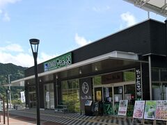 綺麗な新しい道の駅（道の駅なんぶ）でとりあえず休憩。家内はせっせと買い物に勤しみます。