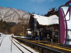 湯野上温泉駅では大内宿に行く方が降りてバスで移動する方も多いです。
雪が積もった大内宿の景色も素敵なんですが、冬の時期は営業をお休みしてる家も多いです。
