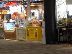 ビアーズパパ 吉野屋など日系の店舗まで入っていてバラエティにとんでます。
ドーナツ大量購入者の姿もちょくちょく