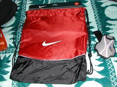 【2005年】ナイキタウン

シューズカバーを買いました。
他に、完走者だけが購入できるフィニッシャーロゴ入りのランニングの帽子をまた買いました。