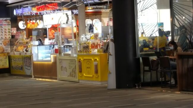 ビアーズパパ 吉野屋など日系の店舗まで入っていてバラエティにとんでます。<br />ドーナツ大量購入者の姿もちょくちょく