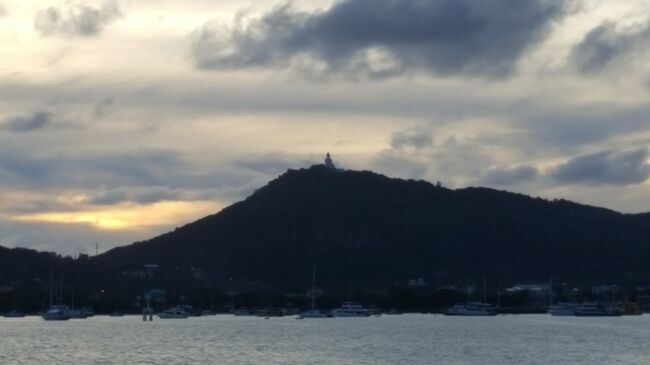 カタビーチにも近い山の上の大仏。見えますか？