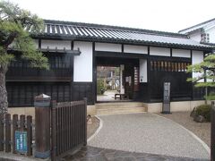 大原美術館の近くにあるこの邸宅は旧大原家住宅。大原美術館の産みの親で倉敷絹織(現在のクラレ)の創設者でもある大原孫三郎の生家でもあります。
入ってみようかと思いましたが、倉敷中央通りを渡った反対側にも古くからの住宅があるのでそちらに行ってみる事に。