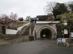右手に見える立派な坑門を持つトンネルが気になったので見に行ってみると鶴形山隧道と呼ばれるトンネルでした。１９２６年に皇太子の倉敷行啓を記念し訪問後に掘ったトンネルです。１９７１年に改修を受けているのですが、坑門はそれより前のデザインな気もします。
このトンネルのある山は鶴形山と呼ばれ、左手に見える観龍寺や阿智神社が置かれています。