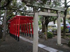 倉敷での、そして今回の岡山旅行での最後の観光は倉敷アイビースクエアにしようと思っていたのですが、その前にちょっと寄り道して隣接する倉敷市民会館の側にある城山稲荷神社へ。この神社はアイビースクエアの土地に昔小野城というお城があったときに城主一族の守り神として伏見稲荷神社を勧請し建立したものです。
移転はしていますが、今では数少ないこの地に城があった事を示す名残りだそうです。