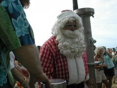 【2006年】ワイキキビーチ

ワイキキビーチにサンタさんが来ていました♪
暑いハワイでもクリスマスツリーやサンタさんを見るとクリスマス感がありますね！