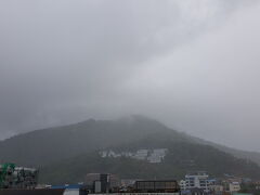 ボートキャンセルと嵐でカタビーチでサーファー見てた。カメラ忘れてた。