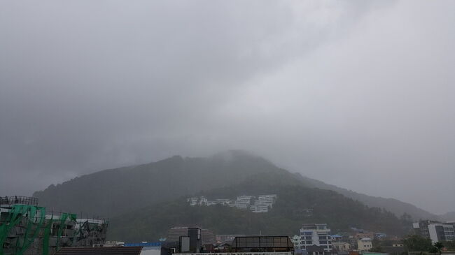 土砂降りです。<br />このあと、ビーチへ行ったけど、ビック　ウエンズデエイ（古いよね？）<br />サーフィンたちが一杯集まってきた。<br />残念、タイのサーファーはまだまだ。<br />せっかくの台風状態だったのに。<br />おばちゃんはなんちゃってサーファーもしてたのだ。