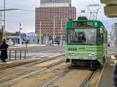 函館駅前から「谷地頭」行き電車に乗車します。