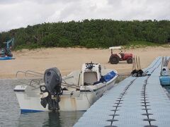 ビーチの桟橋から専用の船に乗ってダイビングに出発でします。