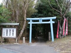 美浜町の観光①、恋の水神社。

お参りすれば恋が叶うってホントかな！？
斬新な色の鳥居が目立ちます。