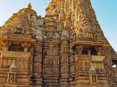 寺院はエロティックな彫刻に覆われている。その上の屋根はヒマラヤの山を模したという。インド世界がここに凝縮されている。詳しく様子を見て回った。

カジュラホから空路、デリーに戻った。旅の前半が終わったのだ。