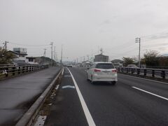 　翌朝、愛媛と香川の県境近くの65番三角寺に出発です。雨の国道11号線を走ります。街並みは低めの建物が多く、山々の存在感が多いです。