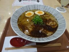 京都駅で腹ごしらえ
今日の夕飯は早いので軽めに、と思い
原了郭で黒七味たっぷりなラーメンを