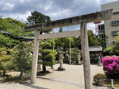 高山神社に続100名城のスタンプがあるとのことでまずはここへ。
藤堂高虎を祀ってあるらしいけれど、社殿がコンクリ造で、まるでどこかの公民館のよう。
ただの観光客には少々味気なかったです・・・。
無事にスタンプ押印。