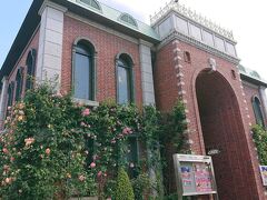 岩崎博物館(ゲーテ座記念)です。建物に見事にバラが絡んでます。