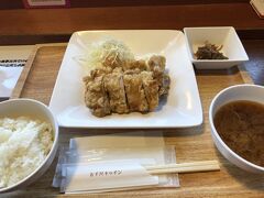 河童橋まで戻ってきました
この鳥肉の何か(名前は忘れた)
生姜がきいてて、すごく美味しかった
期待していなかっただけに、嬉しい

1階はお土産屋さんになってる2階のお店です
2階で食事したら、1階のお土産屋さんで使える割引の券をもらえました(いつもくれるのかわからないけど)
もしここで食事とお土産を考えてるなら、先に食事をした方がいいですね。