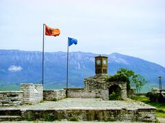 アルバニアの国旗がはためいています。

国旗の中央には、「双頭の鷲」が描かれていますが、
アルバニア人は鷲の子孫という伝説があるらしく、
お気に入りの人が多いとか。

でも、外国からは「悪の帝国」っぽいとか、「かっこいい」とか、
賛否両論あるらしい・・