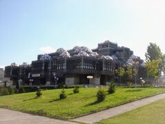 プリシュティナの一番の観光スポットといってもいい、
「プリシュティナ国立図書館」

キューブを重ねたような奇抜なデザインで有名な図書館