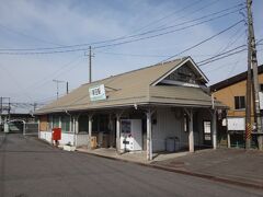 【前編】では、築127年の東北本線新田駅を見て来た。
今年いっぱいで新駅舎切り替えのために取り壊されるなんてもったいない話。