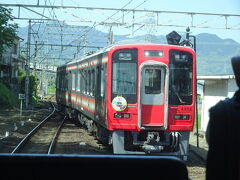 南海高野線は橋本駅から単線になります、終点の極楽橋駅までは19.8kmです。早速次の紀伊清水駅で、ヘッドマークをつけた列車と交換です