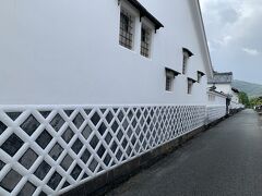 菊屋家の白壁となまこ壁が続く横丁。
